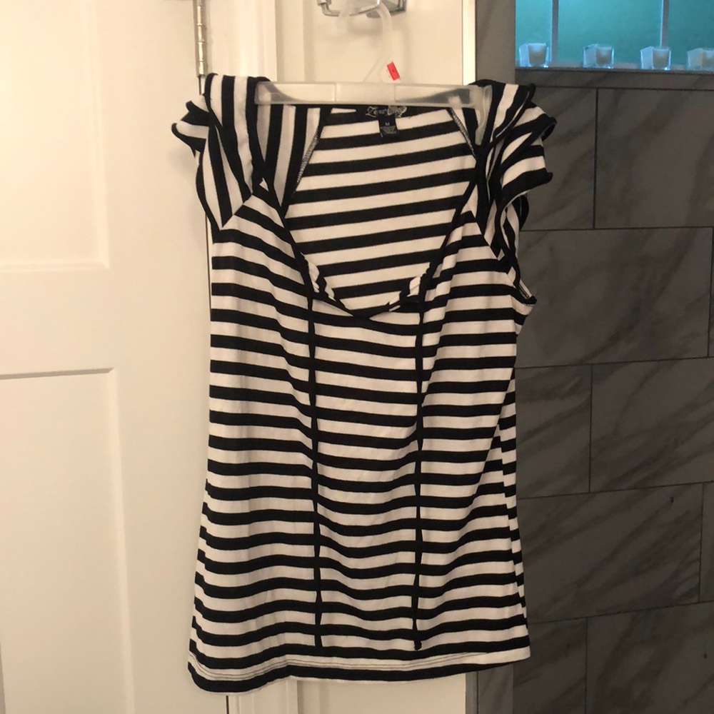 Jr.’s black and white striped shirt size M